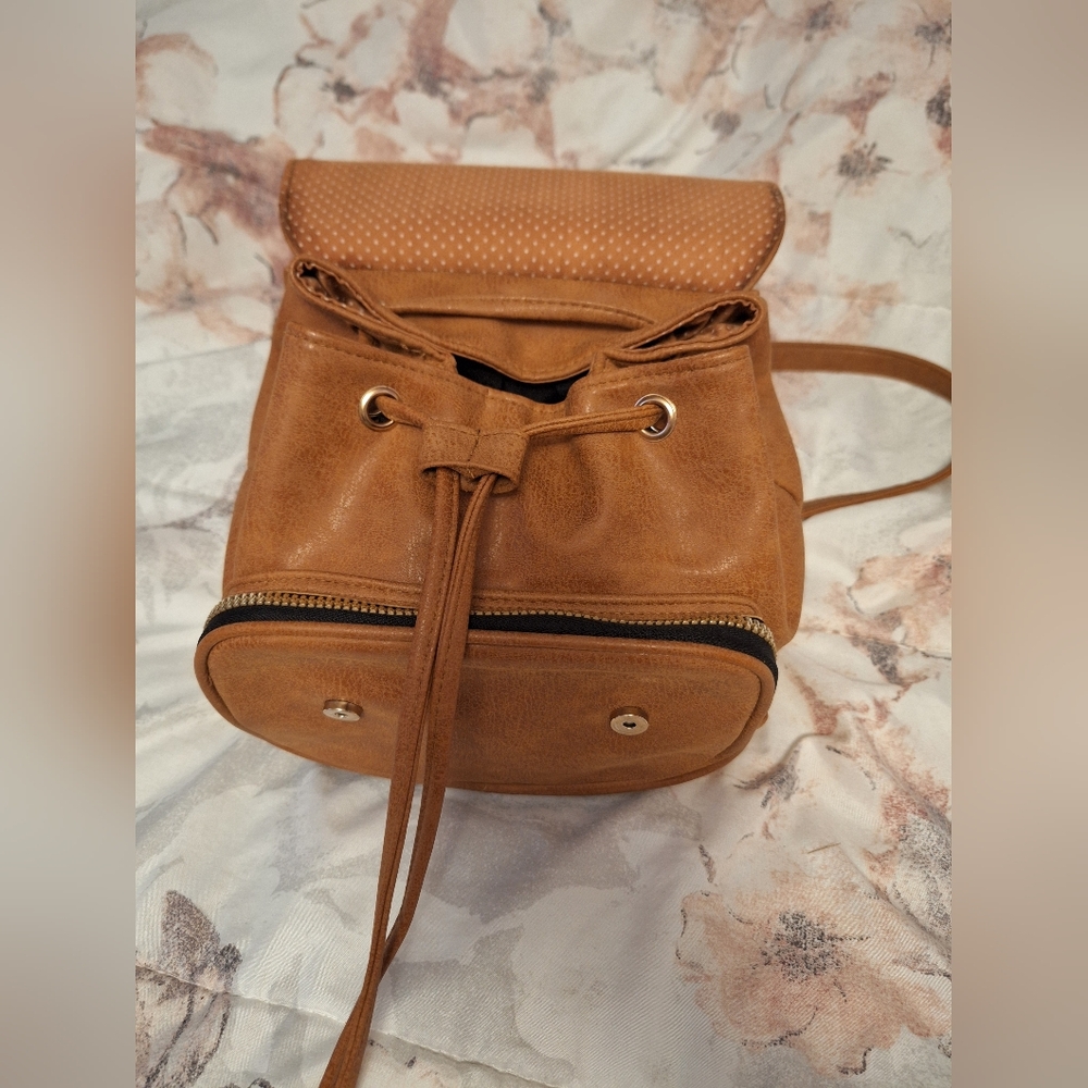Atmosphere Tan Backpack Drawstring Ajustable Staps Front Zip Pocket - Picture 9 of 16